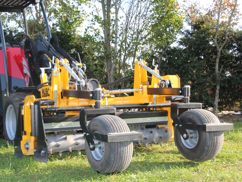 Hydraulische top soil leveller